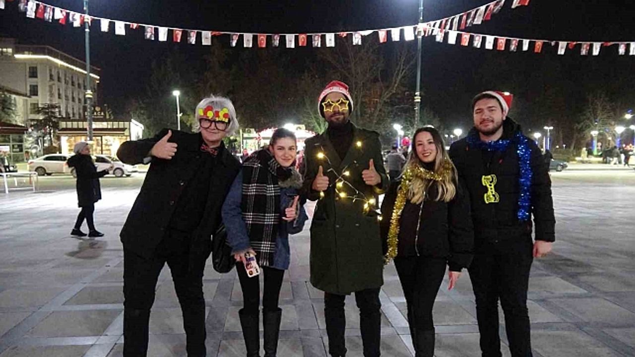 Burdur''da yılbaşı Cumhuriyet Meydanı''nda coşku ile kutlandı
