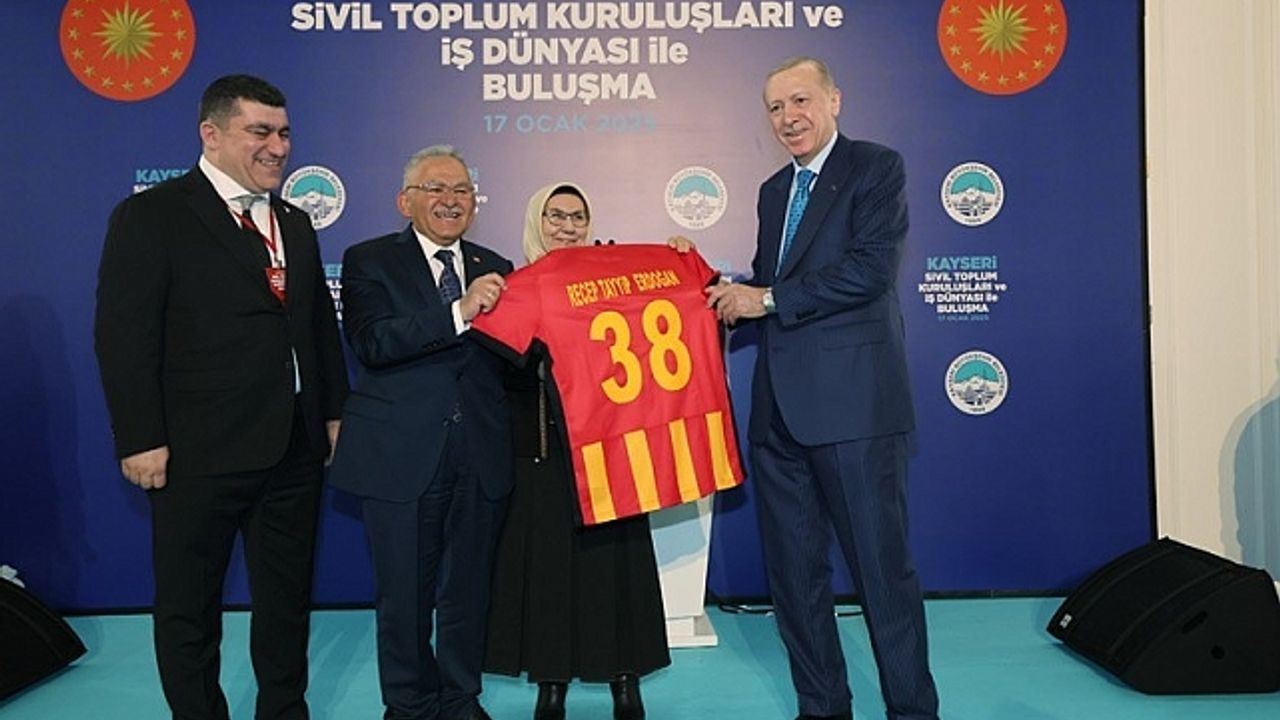 Cumhurbaşkanı Erdoğan''a Kayserispor forması hediye edildi