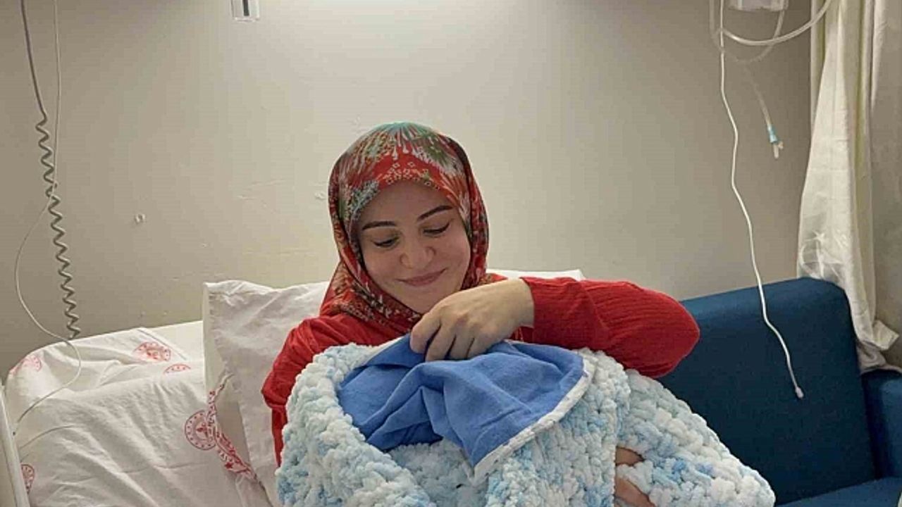 Düzce''de yeni yılın ilk bebeği Ege oldu