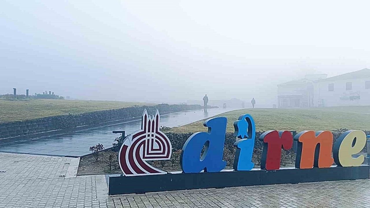 Edirne''de etkili olan sis yaşamı olumsuz etkiledi: Tarihi camiler gözle görünmez oldu