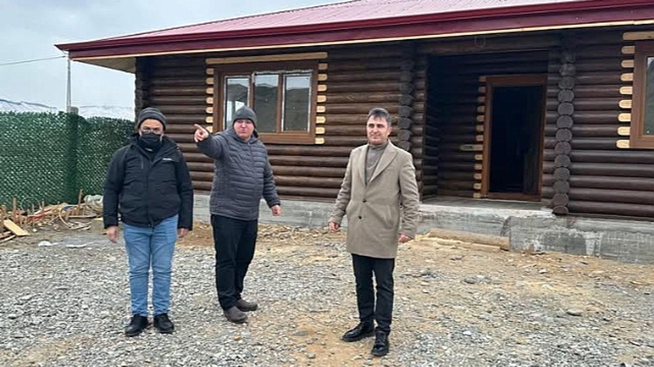 Genel Sekreter Çarman, Tuzluca"da İnşası Devam Eden Kütük Evleri İnceledi