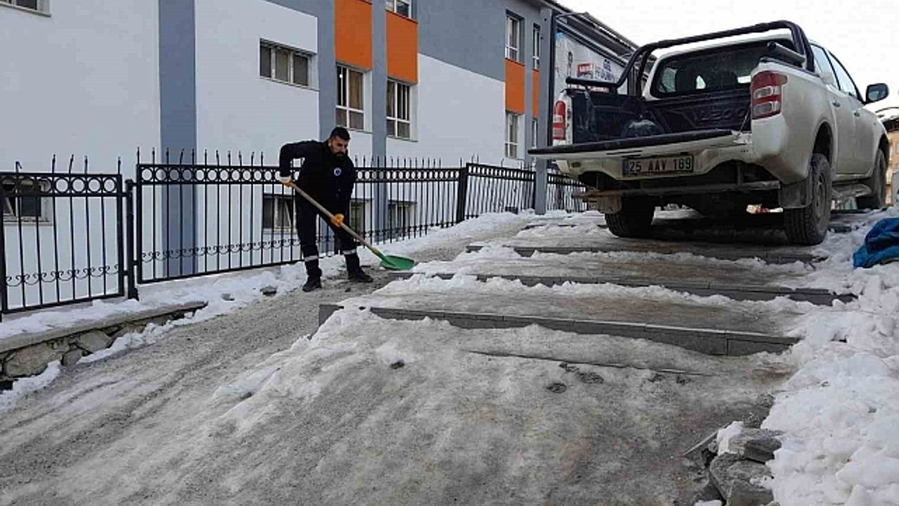 Hakkari''de Sibirya soğukları: Yollar ve merdivenler buz tuttu