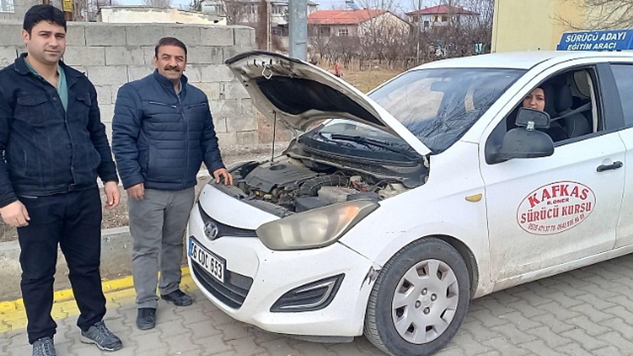 Iğdır''da Sürücü Adayları Direksiyon Eğitiminde  Ter Döküyor