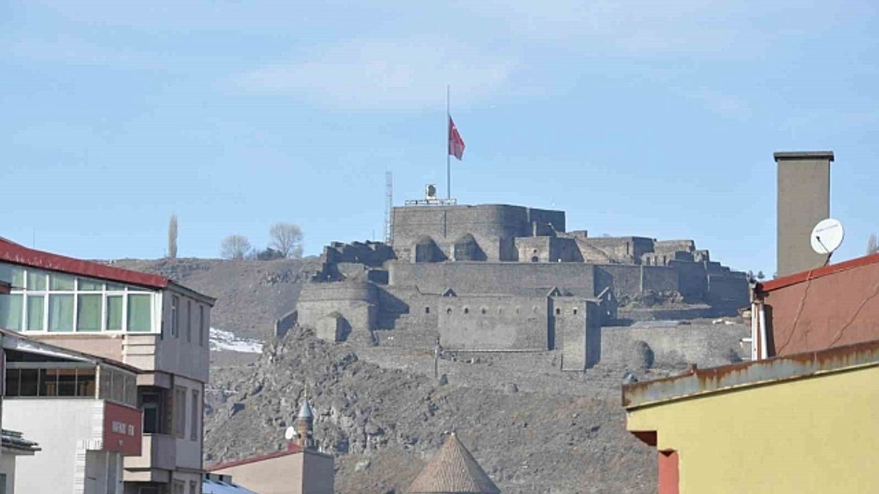 Kars''ta bayraklar yarıya indirildi