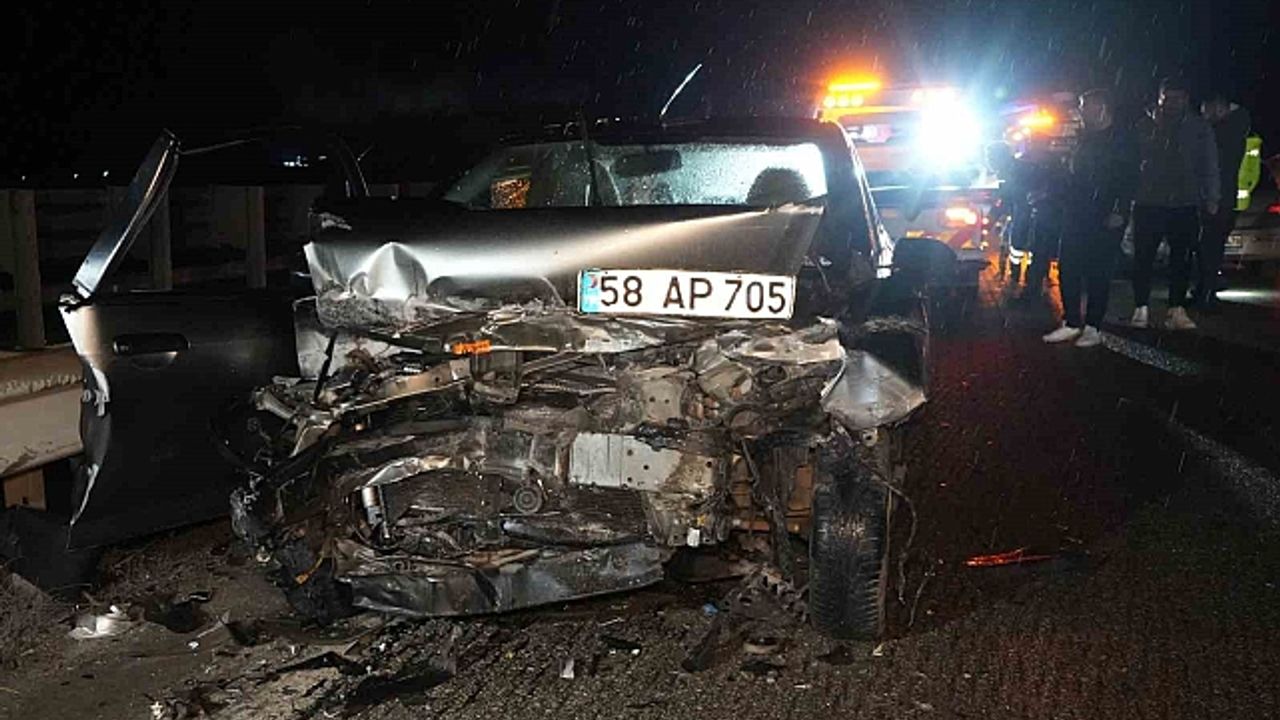 Kaza üstüne kaza... Yaralılara müdahale eden 2 sağlıkçıya araç çarptı: 10 yaralı