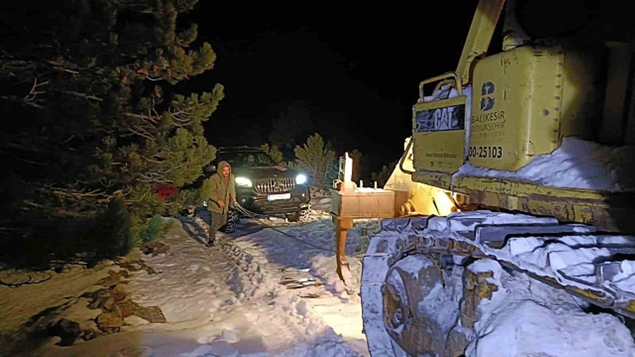 Kazdağları''nda karda mahsur kalan 2 vatandaş kurtarıldı