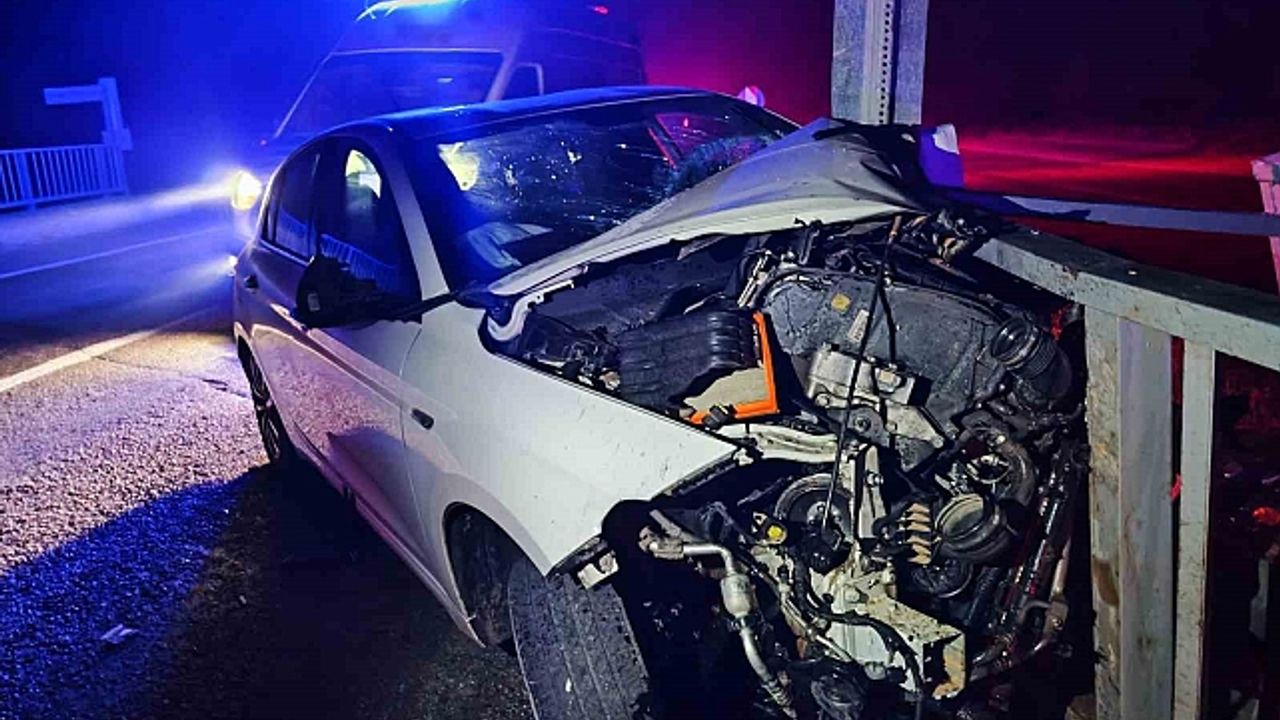 Kontrolden çıkan otomobil köprü korkuluğuna ok gibi saplandı: 1''i ağır 3 yaralı