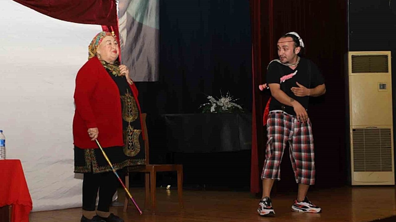 Nazilli''de çocuklar tiyatro gösterisiyle eğlendi