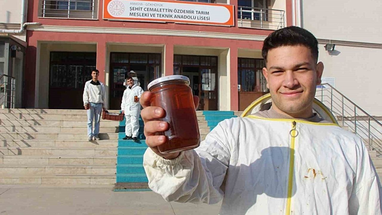 Öğrenciler arılarıyla 500 kilodan fazla bal üretip rekor kırdı