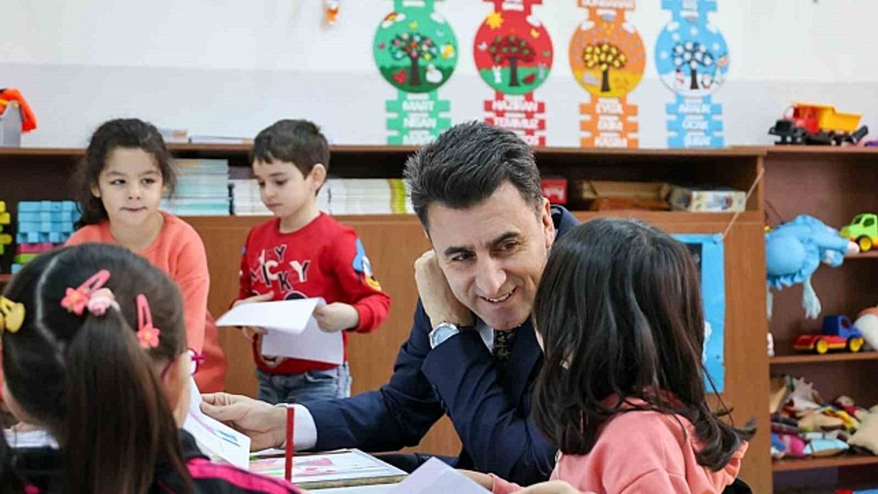 Öğrencilerle bir araya gelerek, yeni yılları kutladı