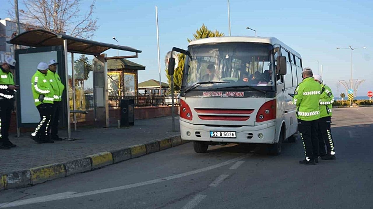 Ordu''da ayakta yolcu taşıyan dolmuş sürücüleri denetlendi