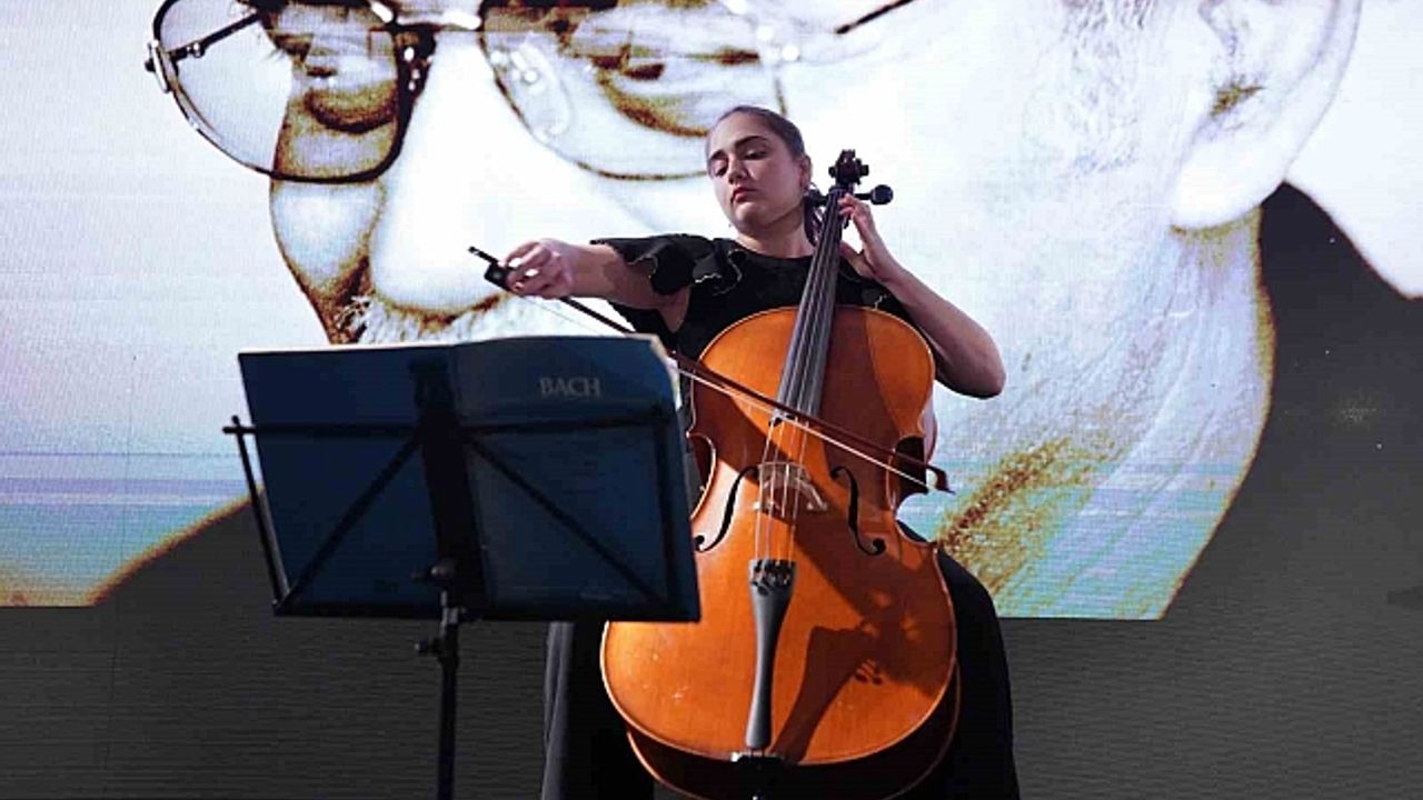 PKK''nın bombalı saldırısında hayatını kaybeden Onat Kutlar, vefatının 30. yılında Beyoğlu''nda anıldı