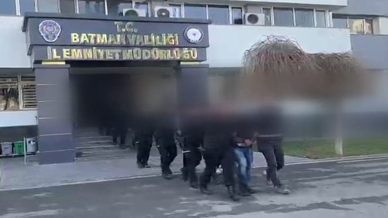 Polisten kurtulmak için 4 kilogram uyuşturucuyu araçtan attılar