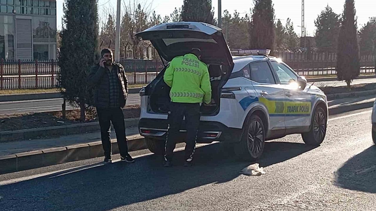 Refüje çarpıp ters dönerek duran otomobildeki 2 kişinin burnu bile kanamadı