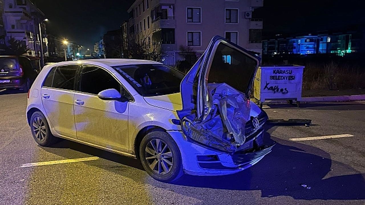 Sakarya''da ilginç kaza: Otomobilin kapısı, çarpıştığı aracın farında asılı kaldı