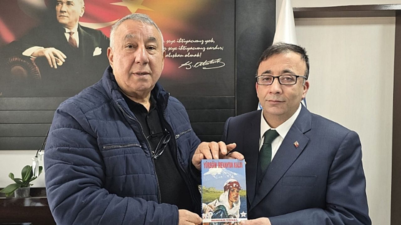 SERDAR ÜNSAL “YÜREĞİM İREVAN"DA KALDI “ROMANINI SGK İL MÜDÜRÜ REŞAT EYİKUDOĞRAMACI"YA  HEDİYE ETTİ.