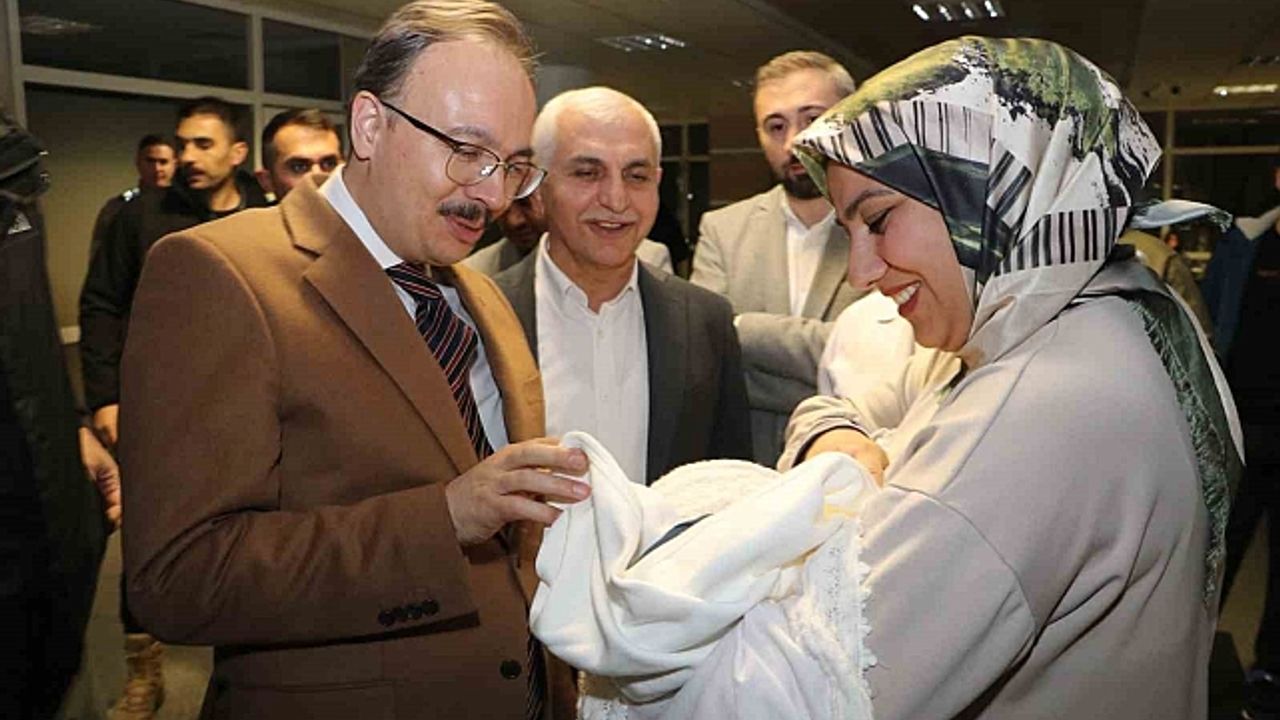 Siirt Valisi Kızılkaya, yeni yılı güvenlik ve sağlık ekipleriyle karşıladı