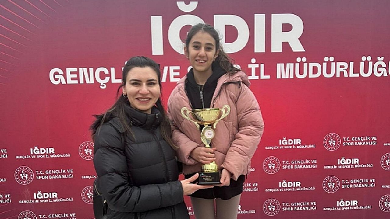 Simay Aktaş Tenis Turnuvasında İl Birincisi Oldu