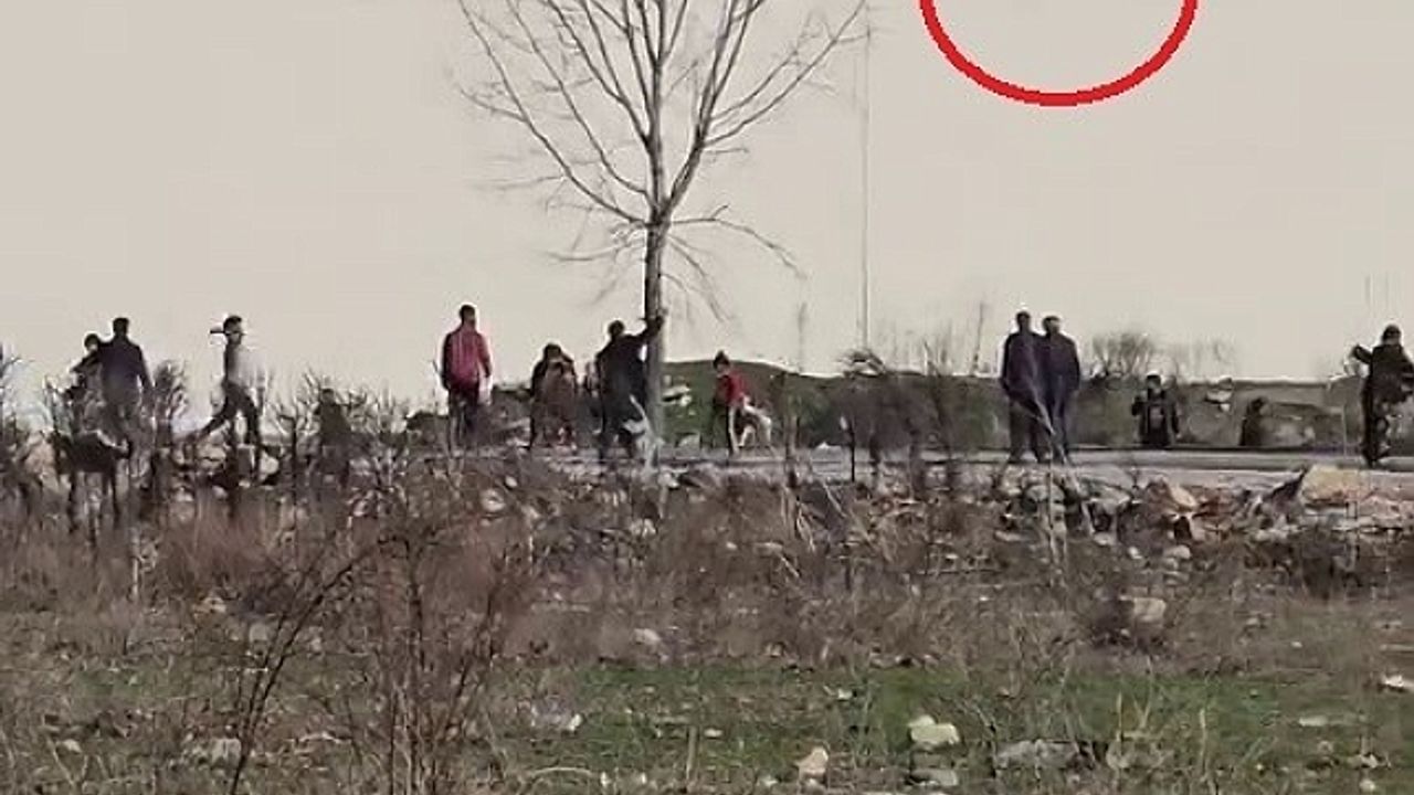 Taşlar, sopalar havada uçuştu..2 aile arasında çıkan kavga kamerada