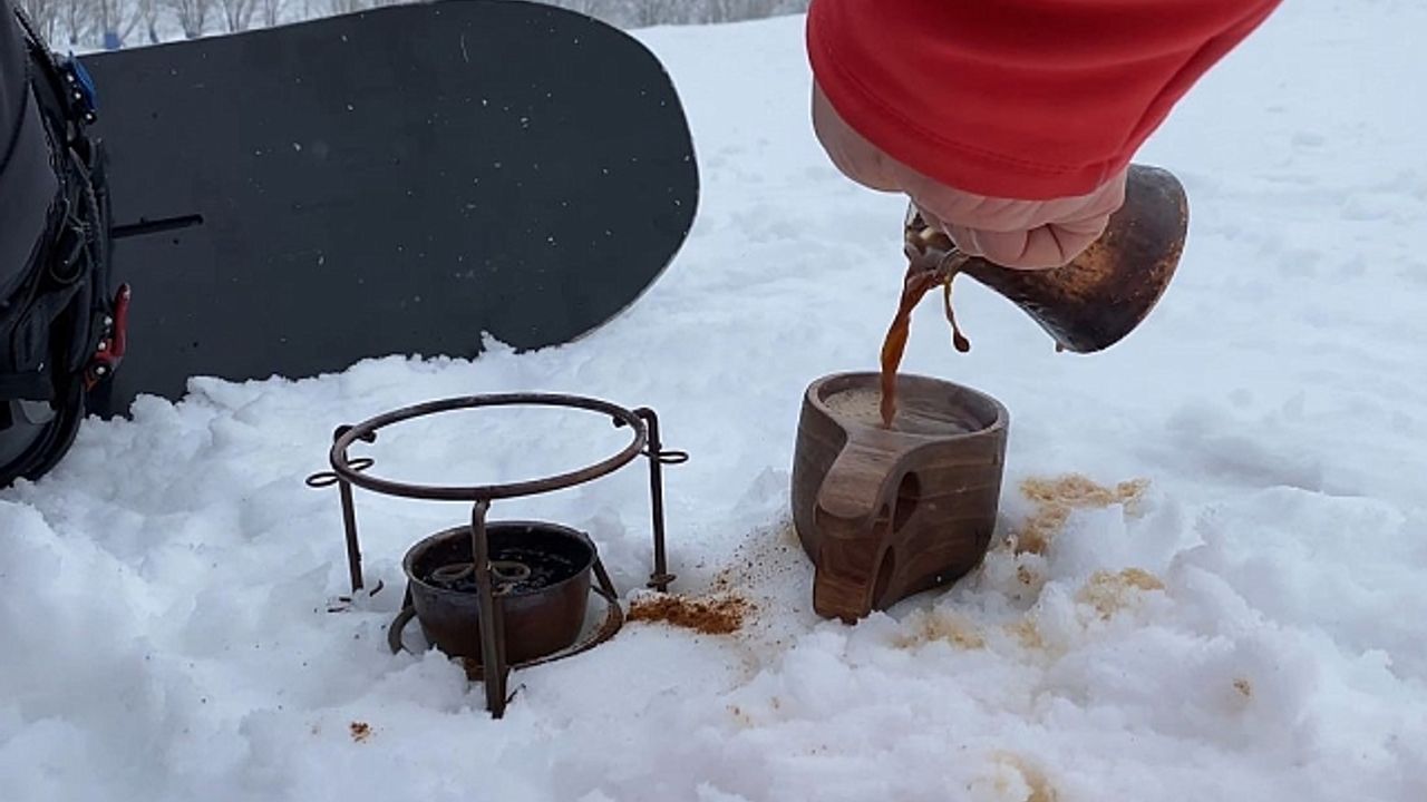 Uludağ''da snowboard yaparken Türk Kahvesi yudumladı