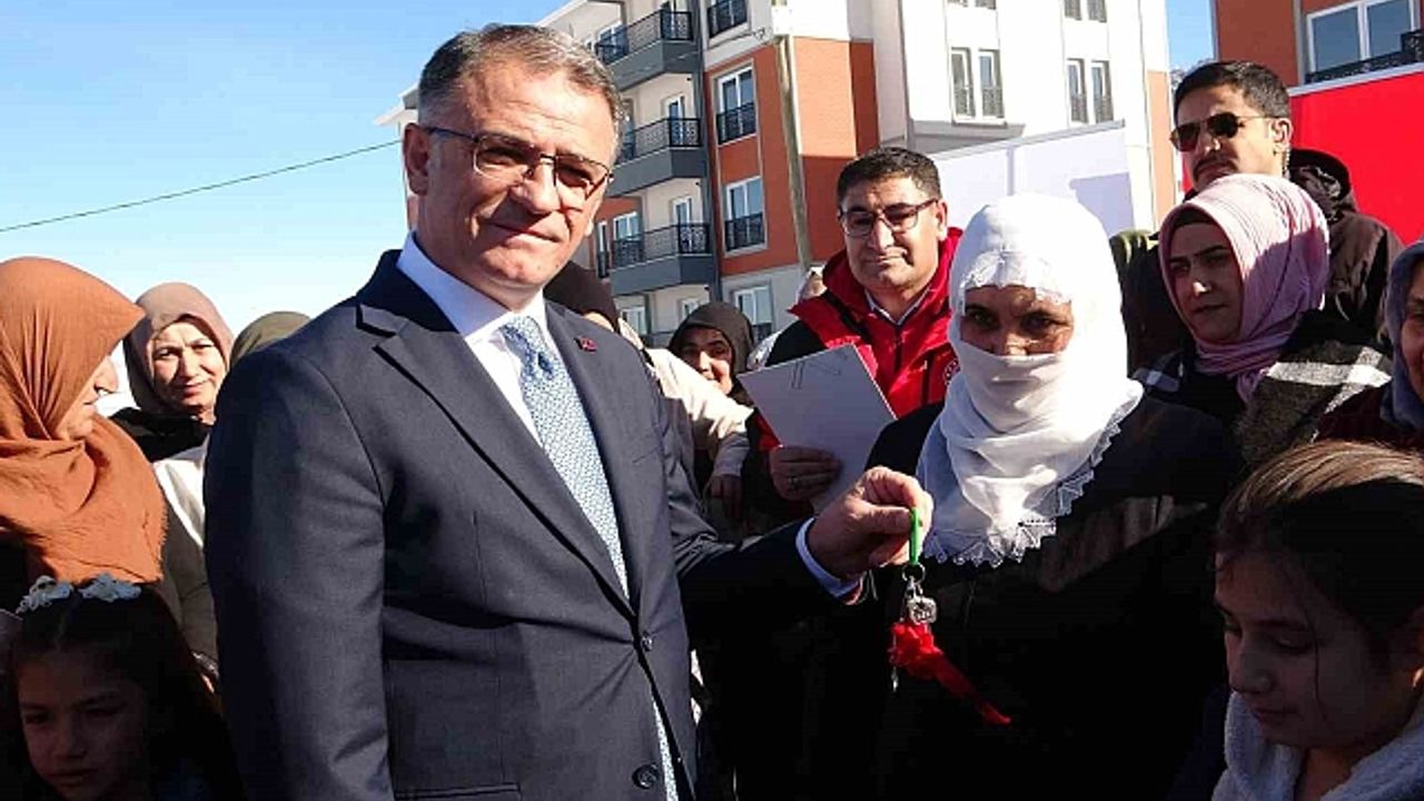 Van''da eşini kaybetmiş ihtiyaç sahibi 51 kadın evlerine kavuştu