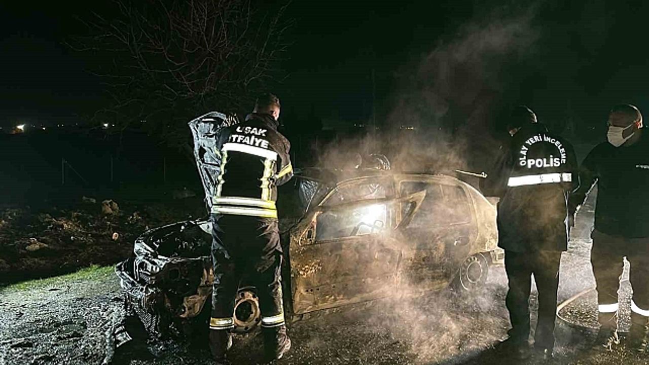 Yanan otomobilde feci şekilde can verdi