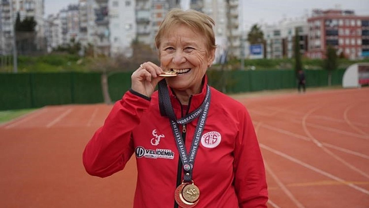 82 yaşındaki atlet, pistlerin tozunu atıyor