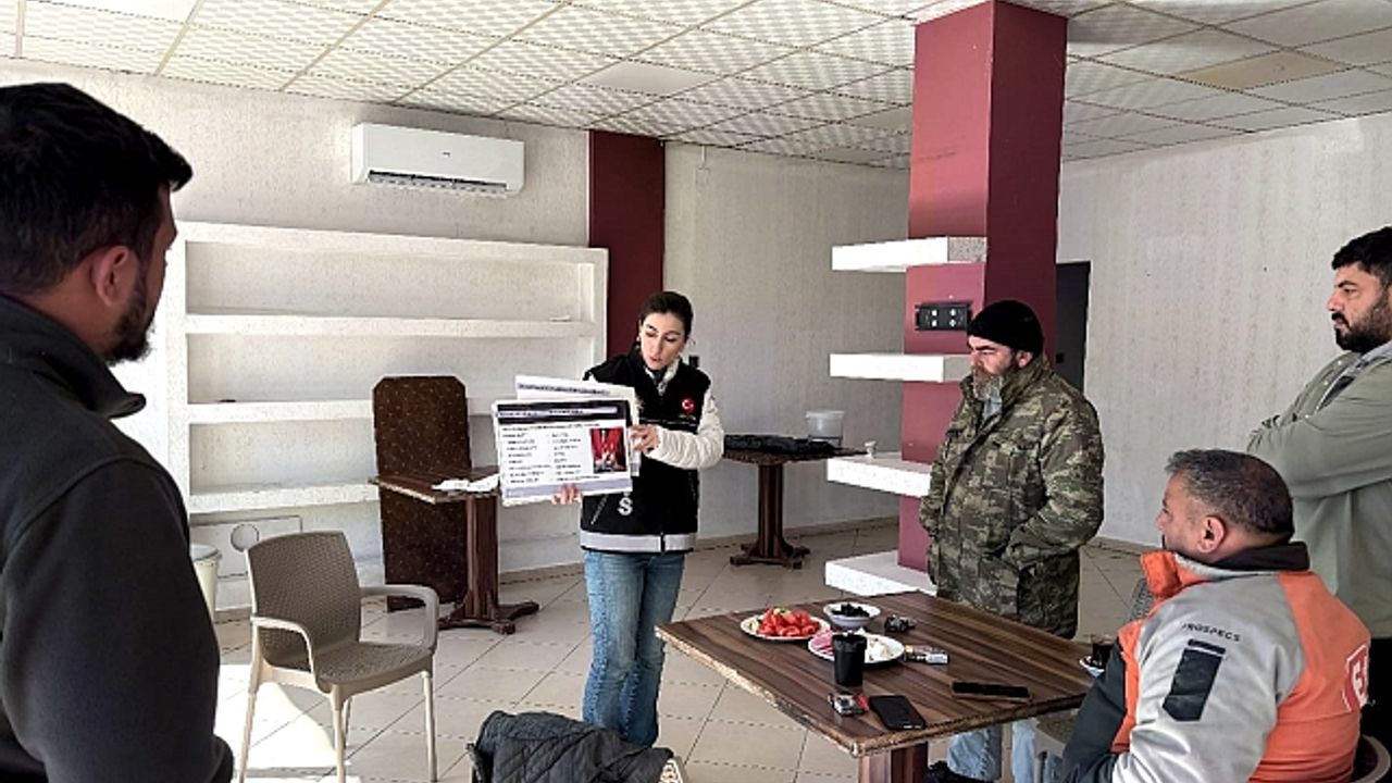 Adana''da polis velileri uyuşturucuya karşı bilgilendirdi