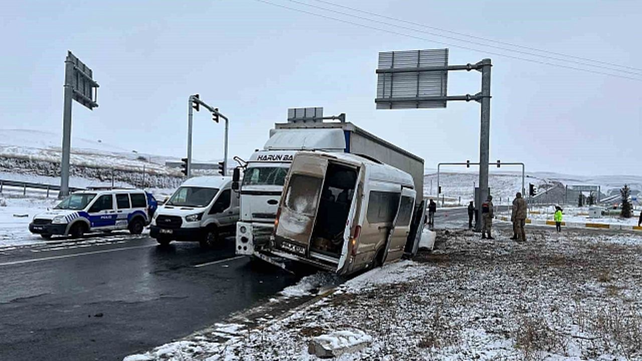 Ağrı''da çekici ile minibüs çarpıştı; 2''si ağır 8 yaralı