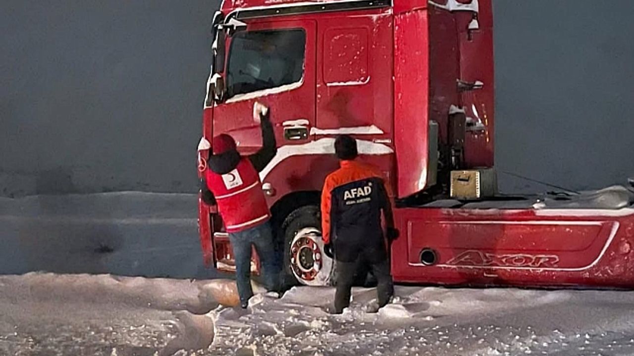 Ağrı''da olumsuz hava nedeniyle mahsur kalan 233 vatandaş kurtarıldı