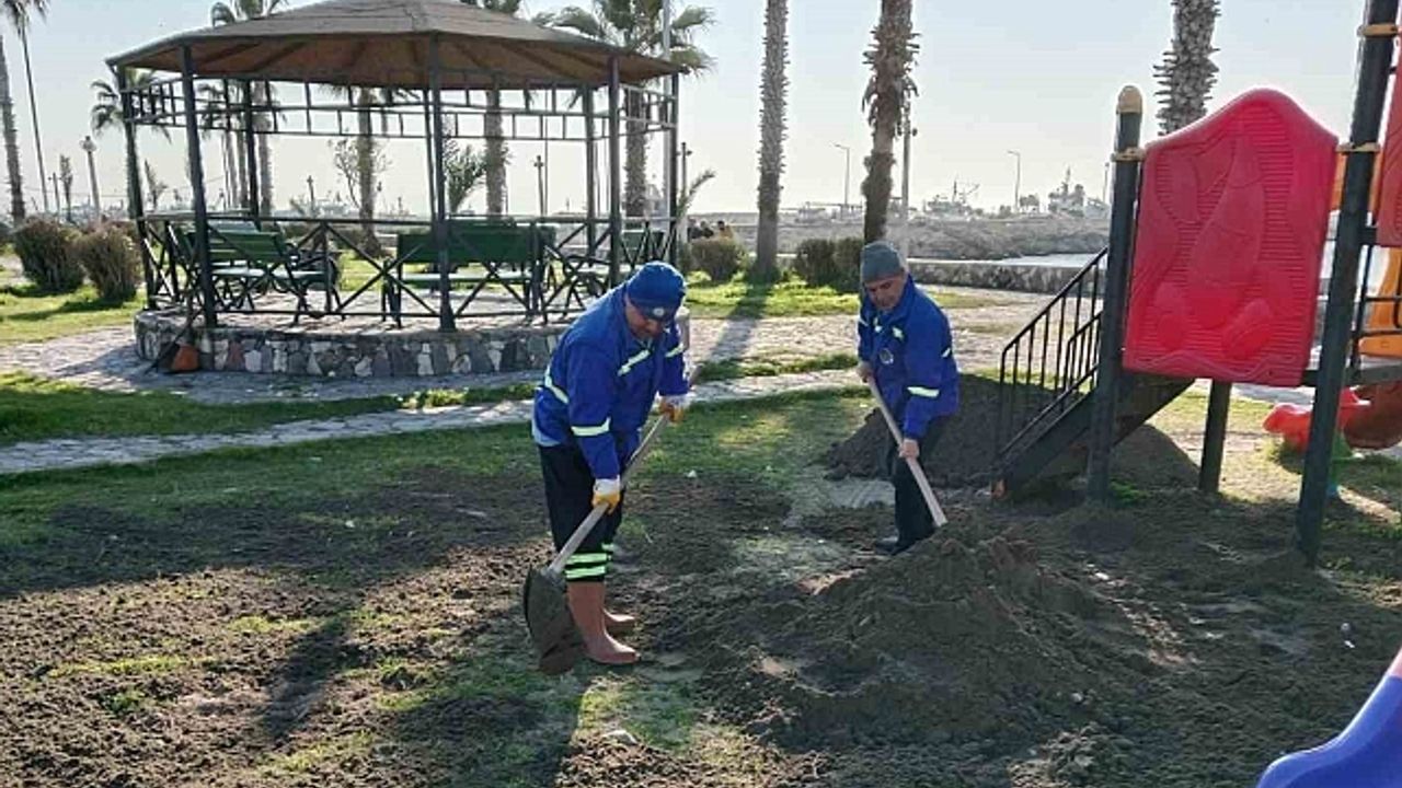 Akdeniz''de park ve yeşil alanlar bakımdan geçiriliyor