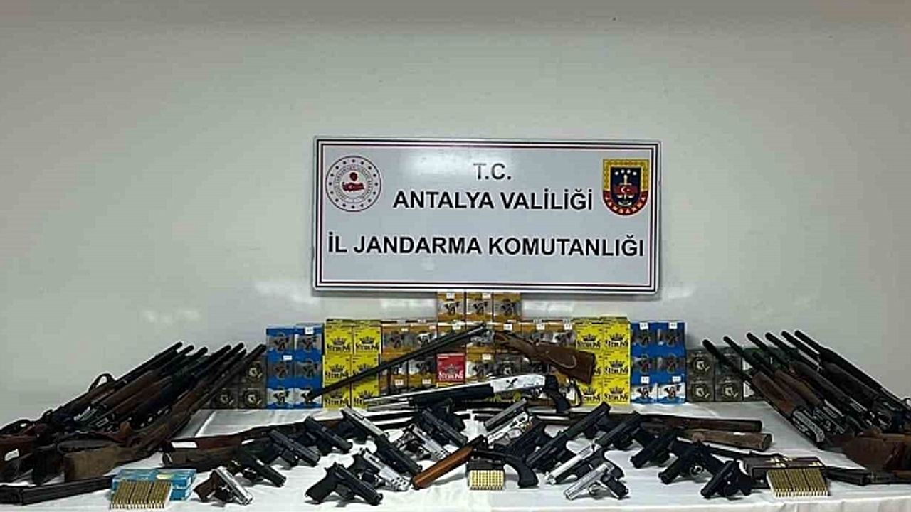 Antalya''da ruhsatsız silah operasyonu: 22 gözaltı