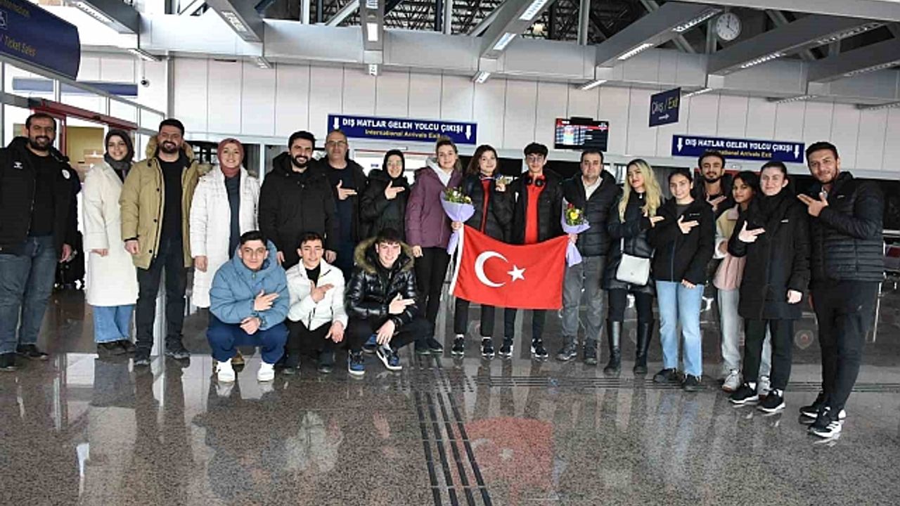 Avrupa üçüncüsü Rana Gözübüyük çiçeklerle karşılandı