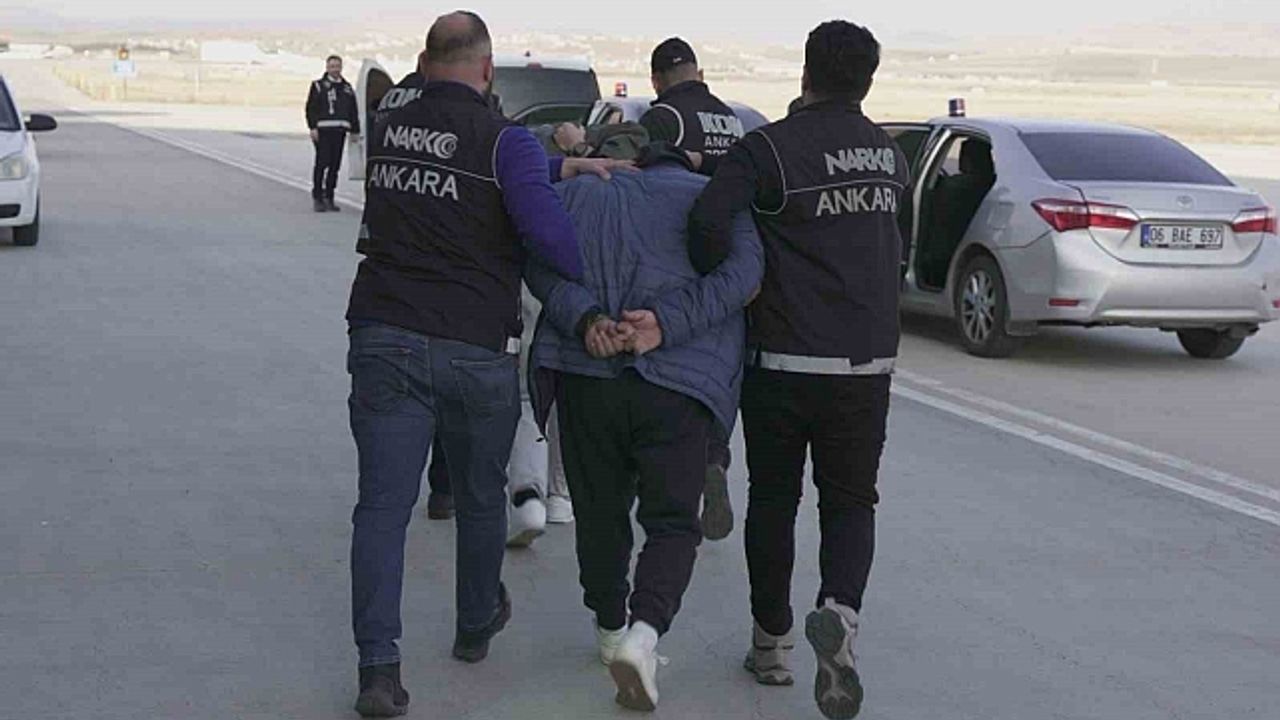 Bakan Yerlikaya duyurdu: Kırmızı bültenle aranan Daltonlar suç örgütü yöneticilerinden Sinan Memi Polonya''dan, zehir taciri Atakan Avcı Bulgaristan''dan Türkiye''ye getirildi