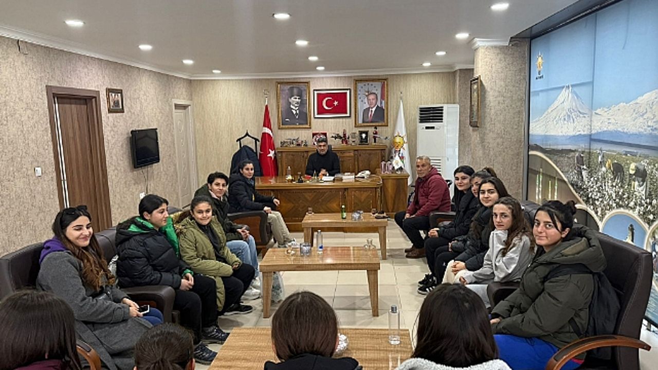 Başkanı Ali Kemal Ayaz"a 76 Iğdır Spor Kadın Futbol Takımın"dan Ziyaret