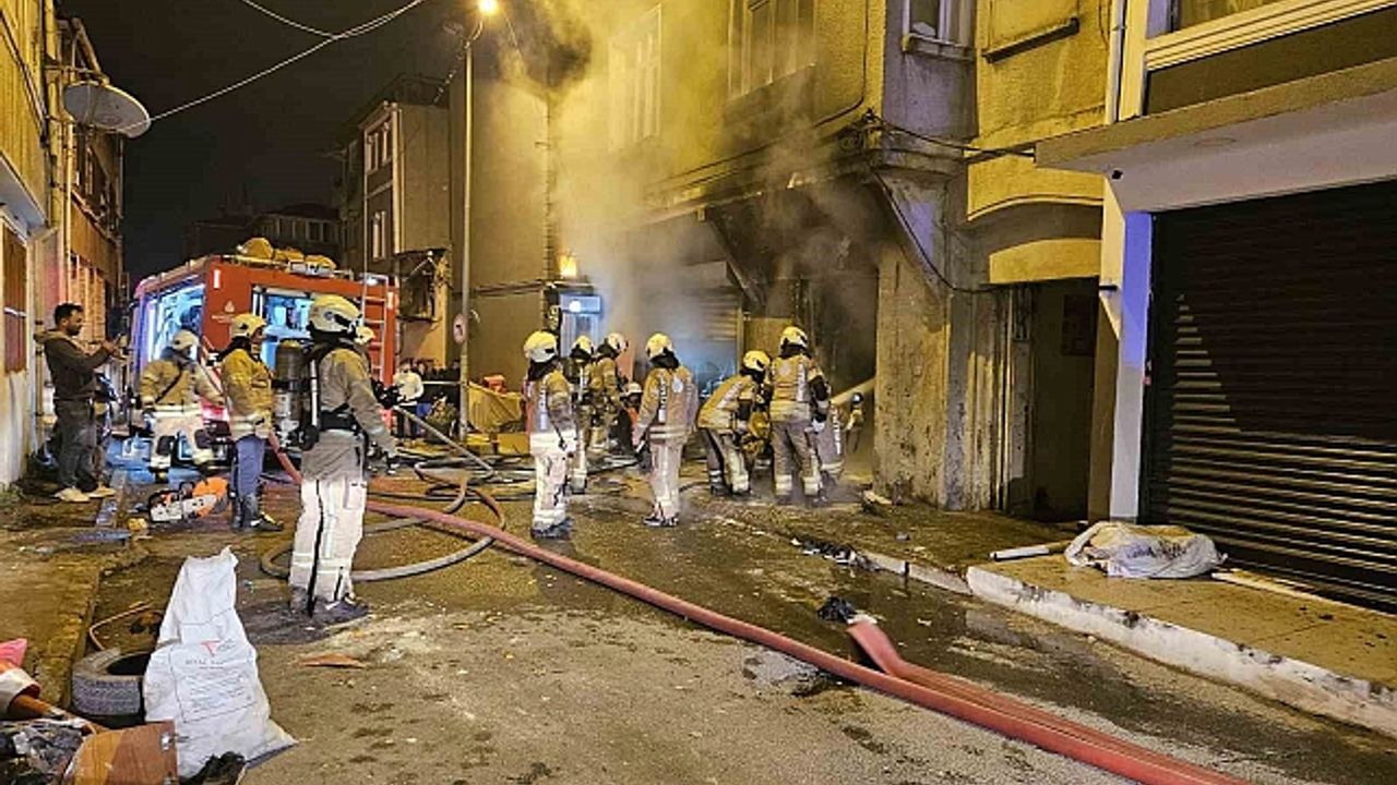 Beyoğlu''nda 3 katlı binada yangın paniği: Vatandaşlar can havliyle kaçtı