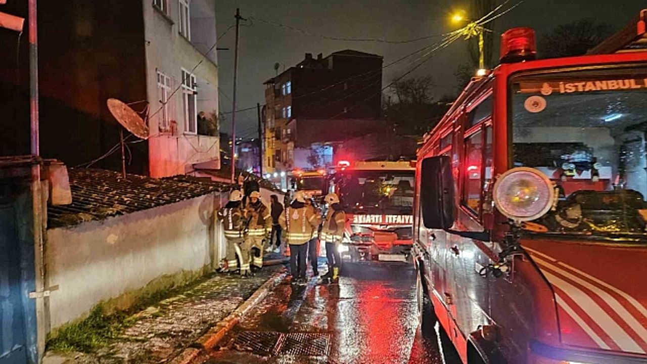 Beyoğlu''nda gecekondu alevlere teslim oldu