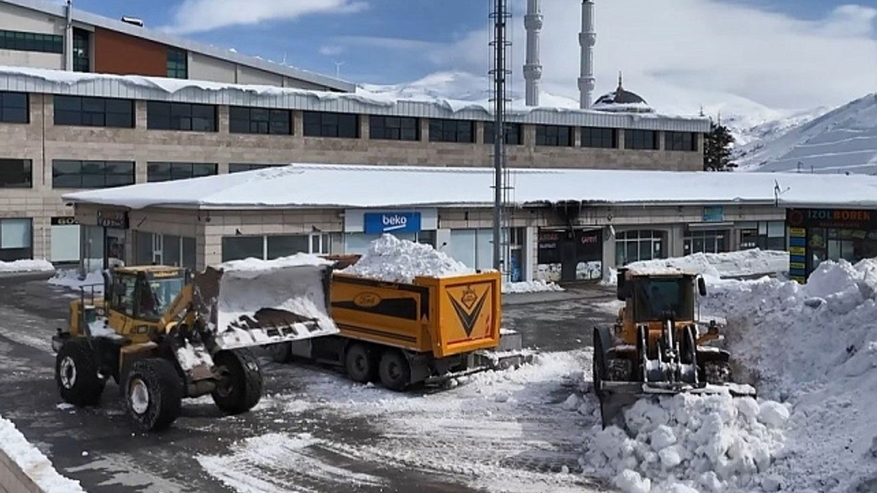 Bitlis''te kar yığınları kamyonlarla taşınıyor