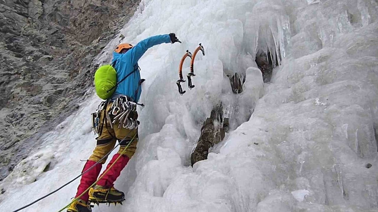 Buz tutan şelaleye nefes kesen tırmanış