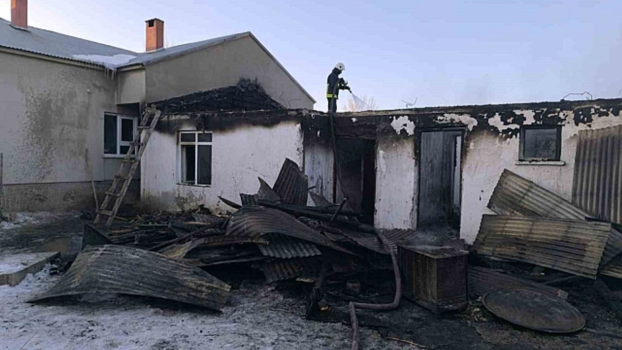 Çaldıran''da ev yangını