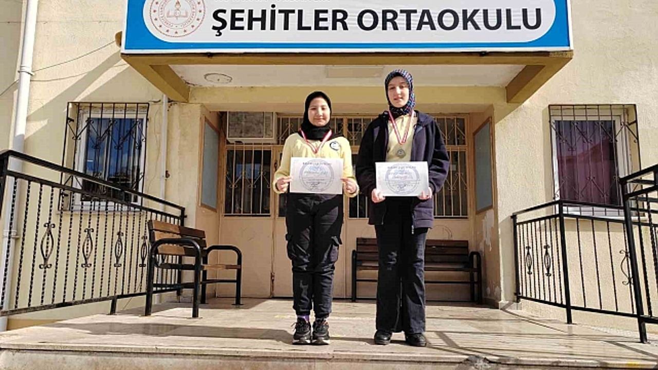Çanakkale Savaşları''nın 110. yıl dönümü şiir ve hikaye dalı il birincileri Hisarcık Şehitler Ortaokulu''ndan