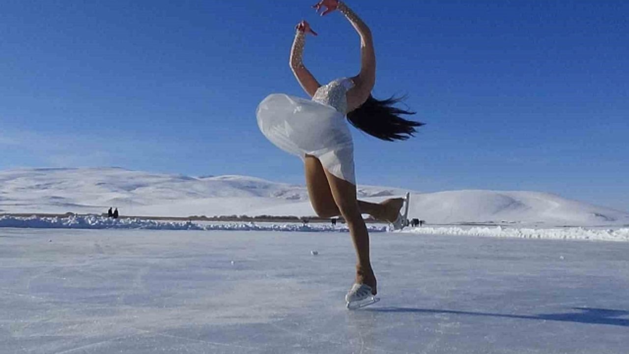 Çıldır Gölü''nün donan yüzeyinde milli sporculardan nefes kesen gösteri