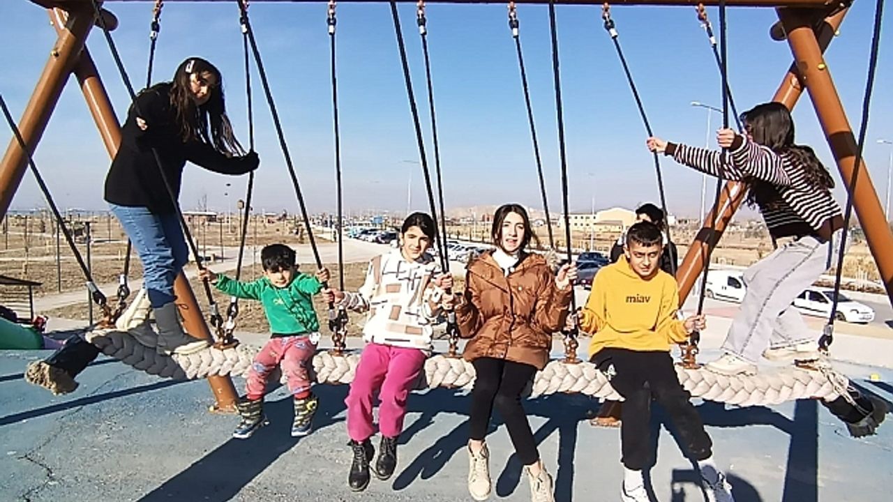 Çocuklar parklarda güneşli havanın tadını çıkardı