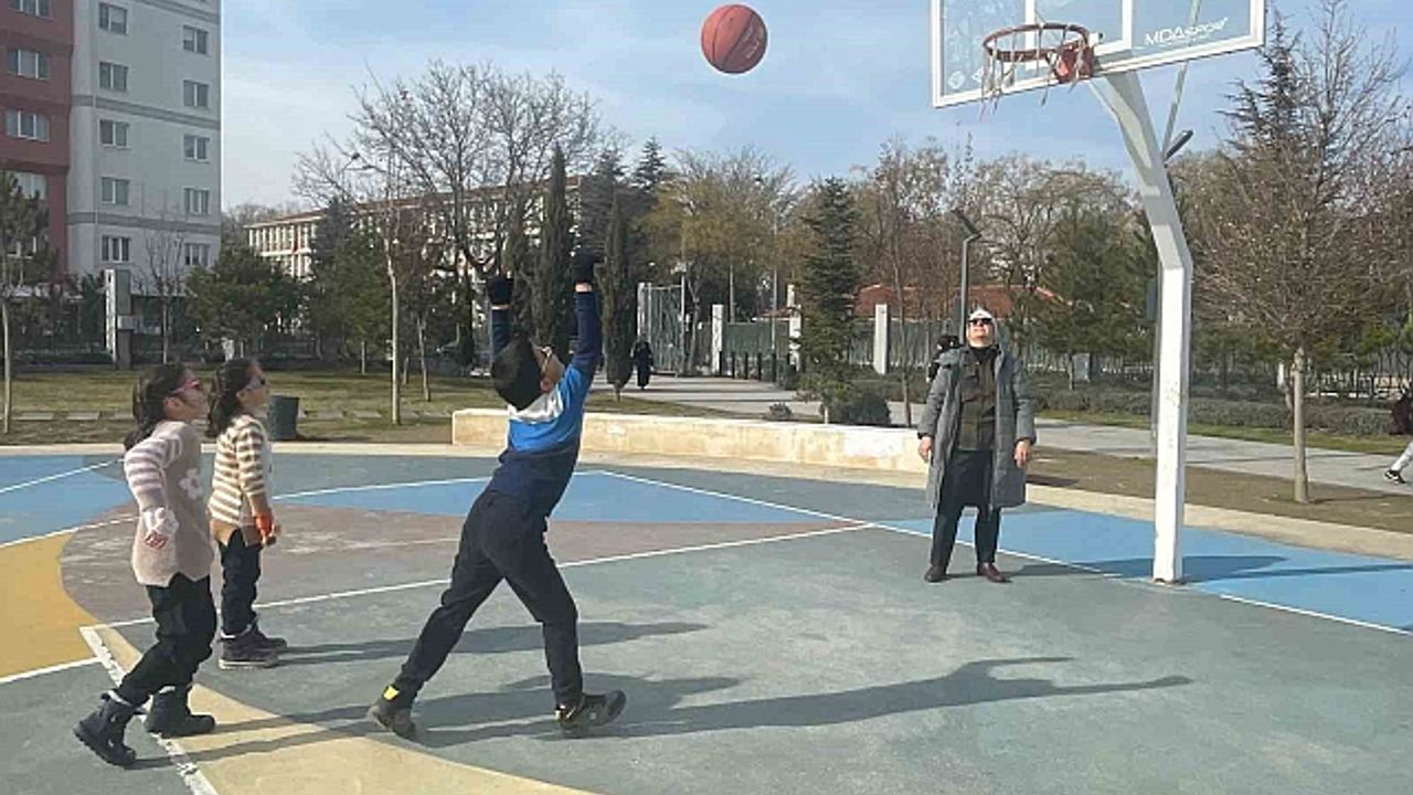 Çocuklar parklarda güzel havanın tadını çıkardı