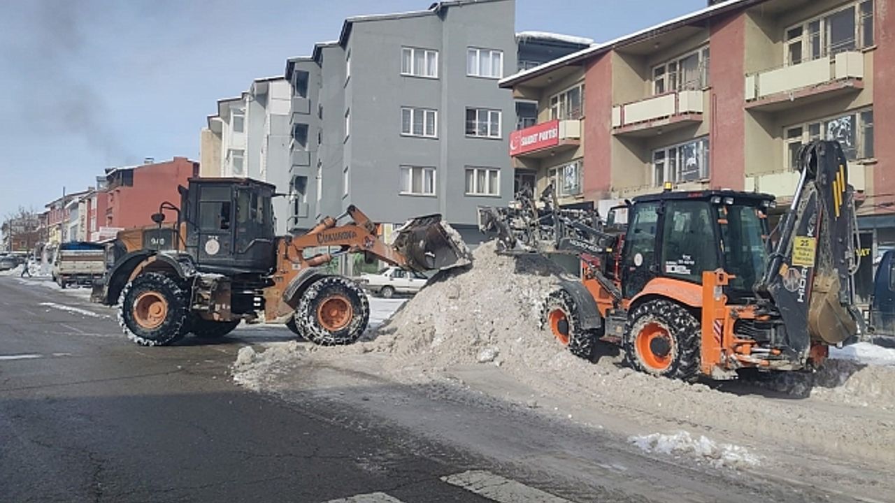 Ekipler tonlarca karı ilçe dışına taşıyor