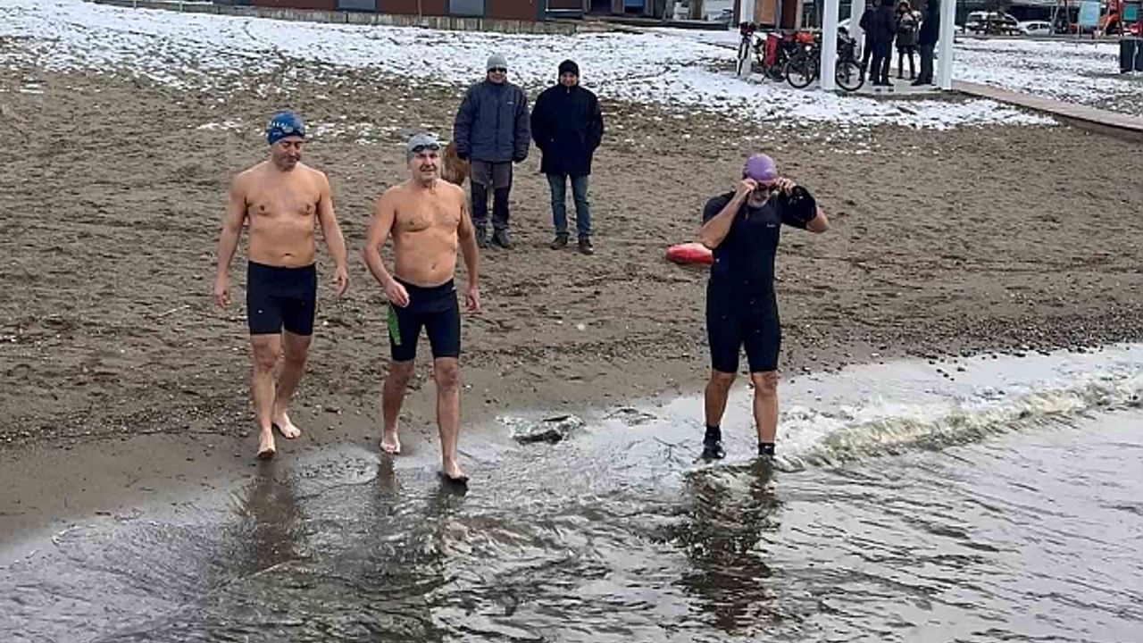 Eksi 3 derecede İznik Gölü''ne girdiler