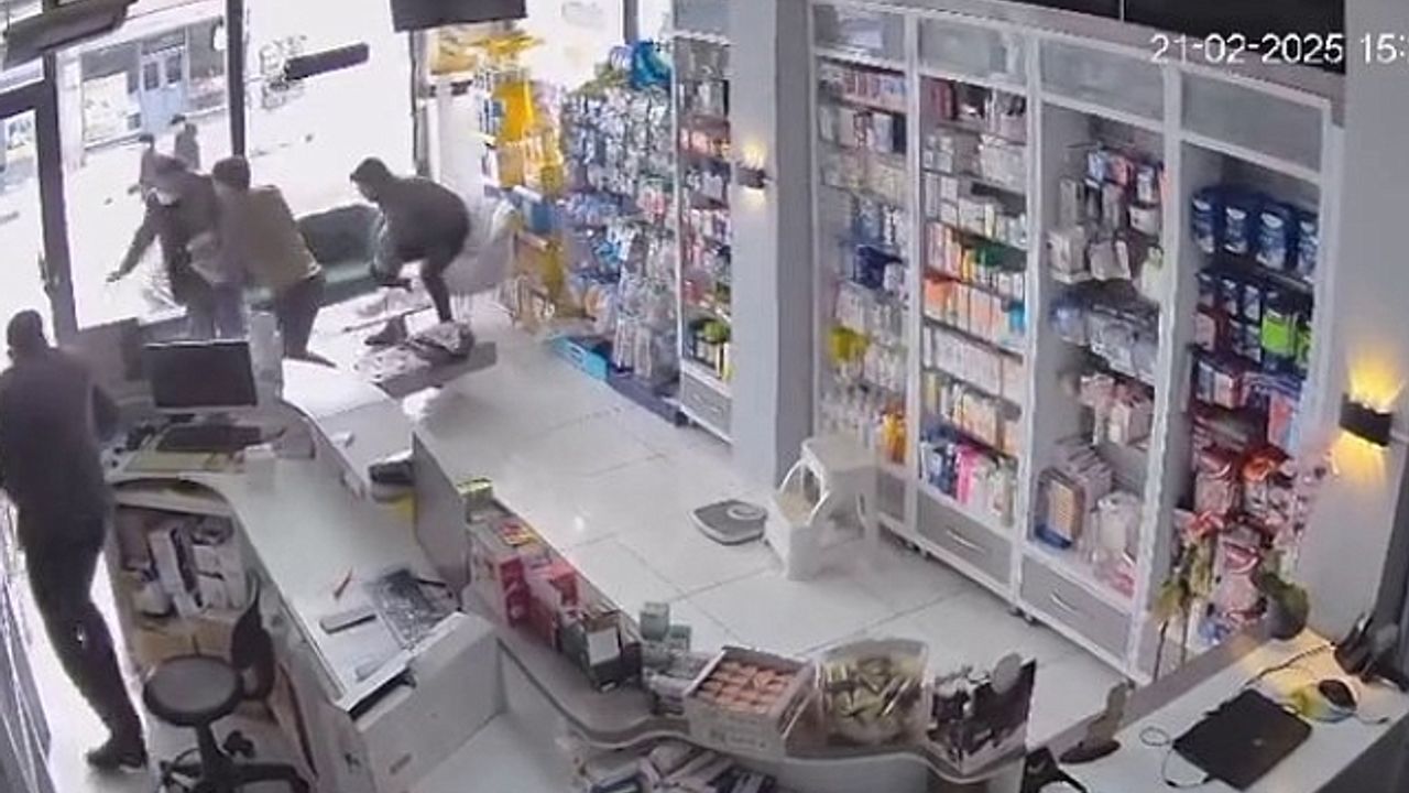 Erzurum''daki 4,4 büyüklüğünde deprem anı kameralarda