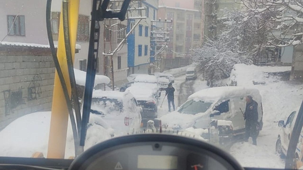 Hakkari''de karla mücadele çalışması devam ediyor
