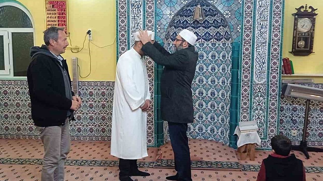 Hisarcık''a yeni atanan 2 din görevlisine cübbe ve fes giydirildi