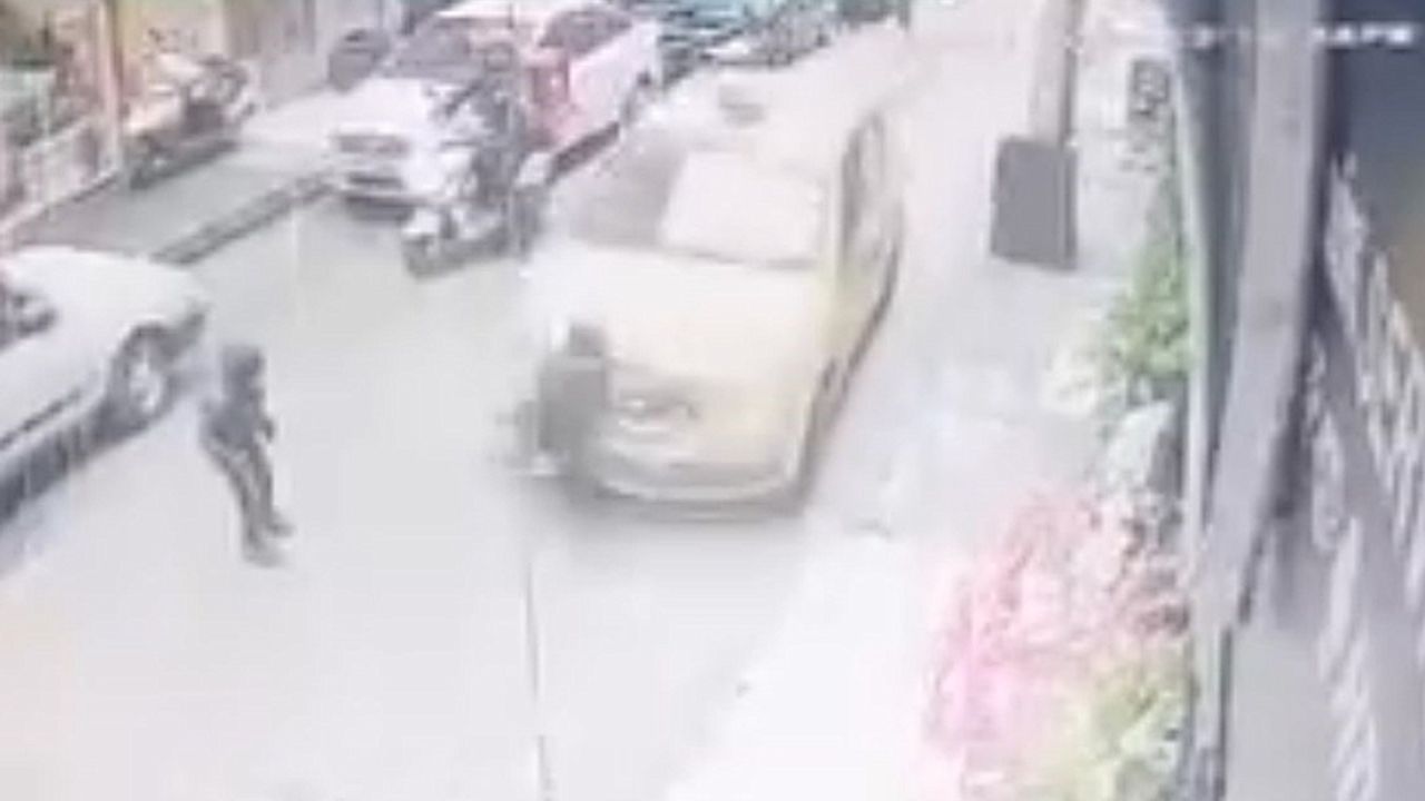 Kar topu oynarken taksi böyle çarptı